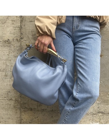 Borsa in pelle azzurra con manico in metallo dorato