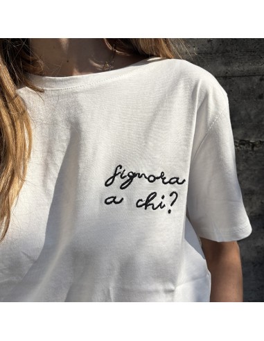 T-shirt con scritta SIGNORA A CHI?