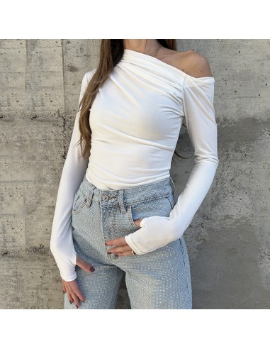 Maglia bianca con scollo asimmetrico