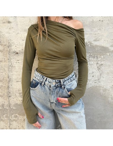 Maglia verde con scollo asimmetrico