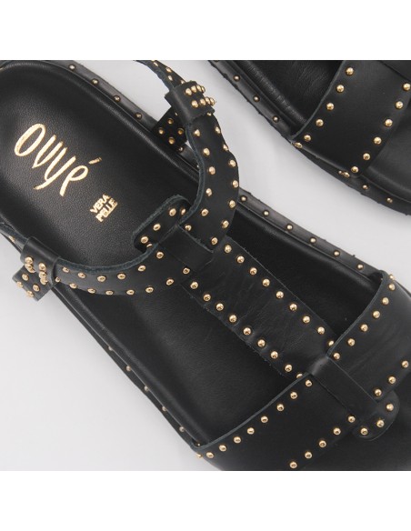 Ovyè sandalo in pelle con borchiette dorate