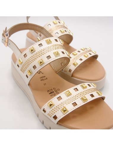 Sandalo con borchiette e strass