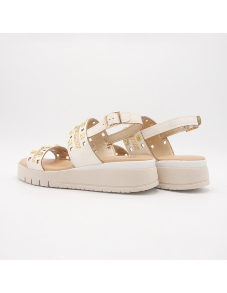 Sandalo con borchiette e strass