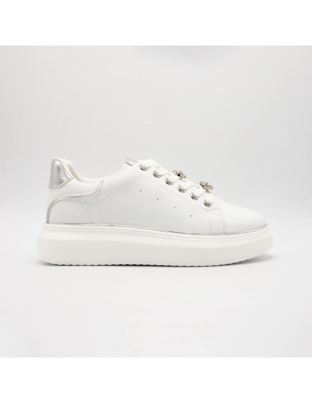 Sneakers bianca con charm argento