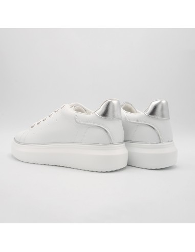 Sneakers bianca con charm argento