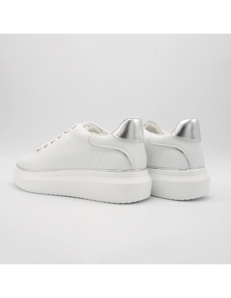 Sneakers bianca con charm argento