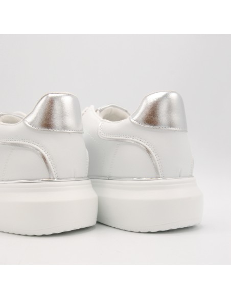 Sneakers bianca con charm argento