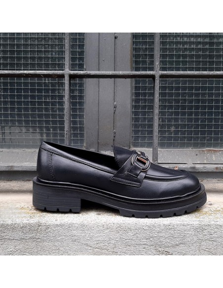 Dreena's mocassino in pelle nero con morsetto