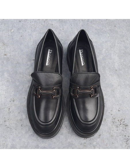 Dreena's mocassino in pelle nero con morsetto