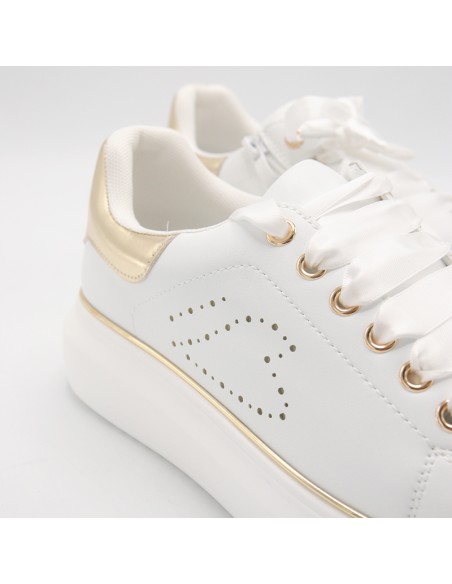 Sneaker bianca con dettagli oro
