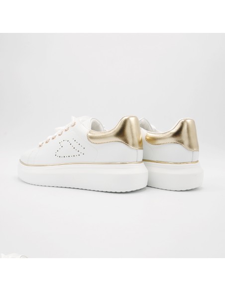 Sneaker bianca con dettagli oro